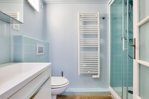 Dusche, Haartrockner, Handtücher, Shampoo