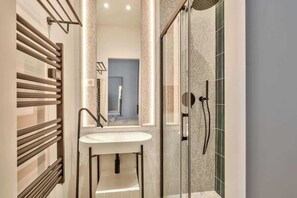 Shower, hair dryer, towels - Luxury and Architecture in Central Paris for 6 Pers (Paris)