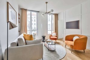 Televisión y oficina 