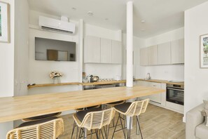 Kühlschrank, Ofen, Geschirrspüler, Wasserkocher mit Kaffee-/Teezubehör