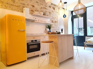 Réfrigérateur, micro-ondes, four, plaque de cuisson