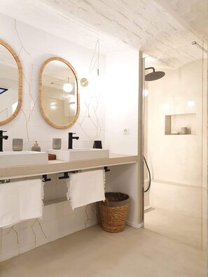 Chuveiro, secador de cabelo