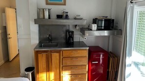 Kaffetrakter/tekoker, kjøleskap, mikrobølgeovn og brødrister