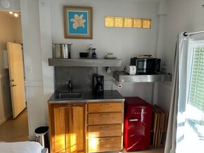 Refrigerador, microondas, cafetera y tetera y tostadora