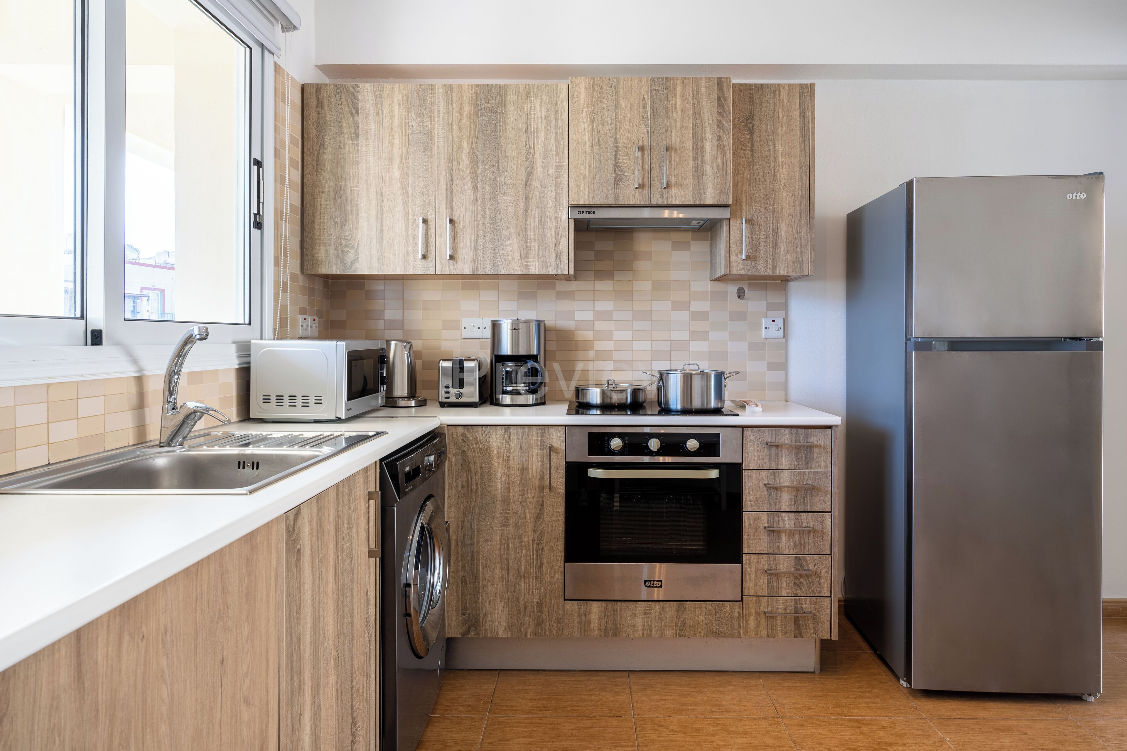 Departamento, 2 habitaciones, cocina, vista a la ciudad | Cocina privada | Refrigerador con congelador, microondas, horno y parrilla de estufa 