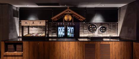 Una cocina moderna con encimera de madera, refrigerador integrado y protector de piedra.