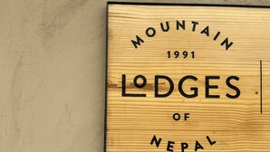 Ein Holzschild mit dem Schriftzug "MOUNTAIN LODGES OF NEPAL 1991".