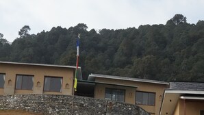 Eine Steintreppe führt zu einem Gebäude mit einer Fahnenstange.