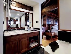 Suite – comfort, bakgårdsutsikt | Bad | Toalettartikler (inkludert), hårføner, tøfler og håndklær