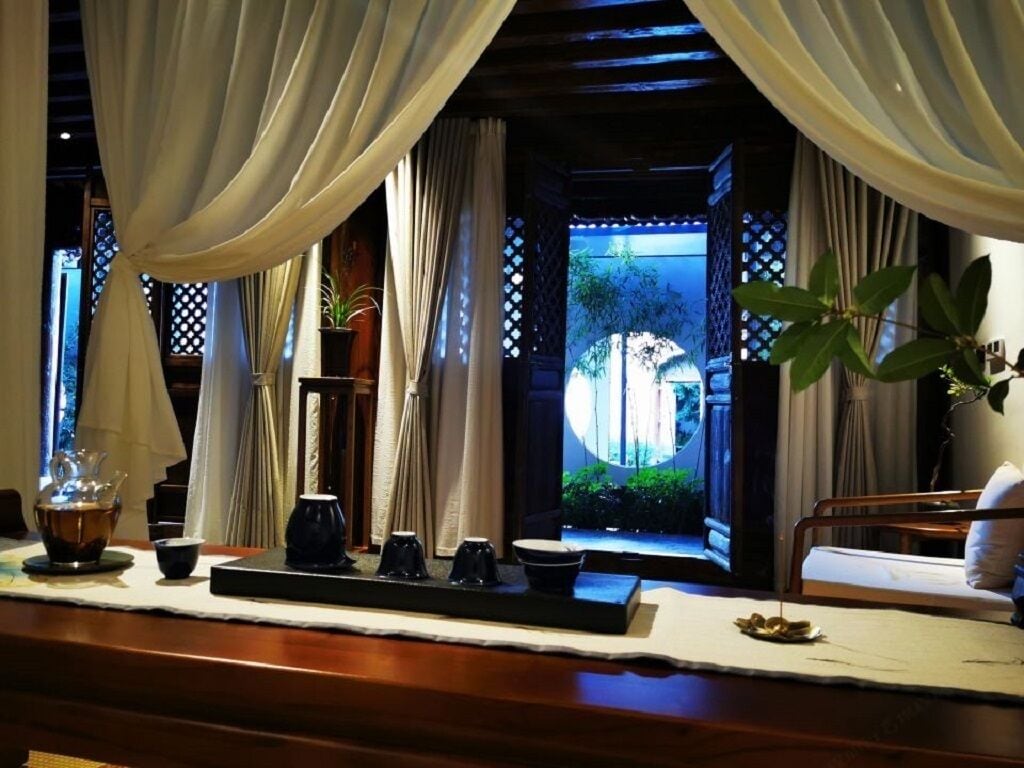 Decoración personalizada, muebles diferentes y cortinas blackout 