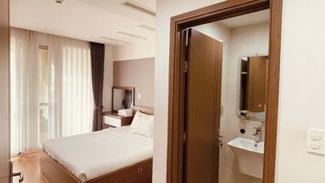 Căn hộ Deluxe, quang cảnh thành phố | 2 phòng ngủ, bàn, khu vực làm việc phù hợp cho laptop, màn/rèm cản sáng