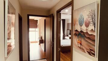 Căn hộ Deluxe, quang cảnh thành phố | 2 phòng ngủ, bàn, khu vực làm việc phù hợp cho laptop, màn/rèm cản sáng