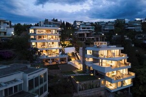 Un edificio residencial moderno de varios pisos, con múltiples balcones y un interior bien iluminado.