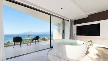 Habitación doble junior, vista al mar | Espacio para trabajar con laptop y cortinas blackout