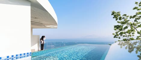 Una piscina techada, una piscina al aire libre