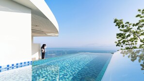 Inomhuspool och utomhuspool