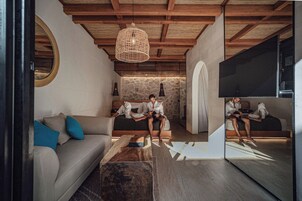 Una sala de estar moderna con un sofá, una mesa de centro y una televisión.