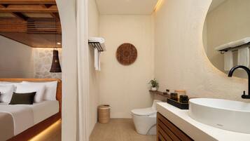 Vila Deluks, pemandangan kolam renang | Kamar mandi | Bathtub dan shower terpisah dan perlengkapan mandi gratis