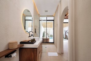 Villa Deluxe, vue piscine | Salle de bain | Baignoire et douche séparées, articles de toilette gratuits