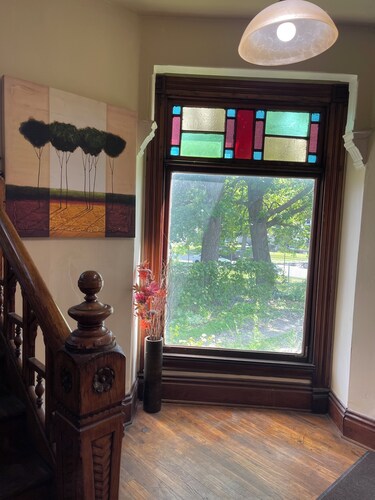  2-bedroom 19th centry Victorian apartment  Des Moines with AC, WiFi