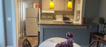 2-bedroom 19th centry Victorian apartment Des Moines with AC, WiFi