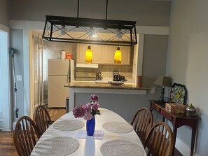 Dining -  2-bedroom 19th centry Victorian apartment  Des Moines with AC, WiFi (Des Moines)