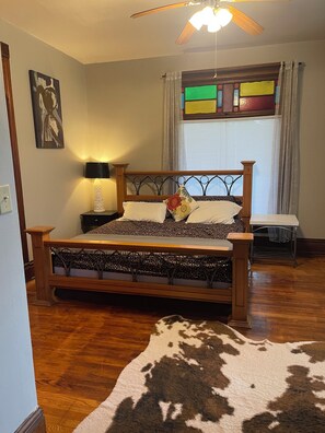 2 bedrooms, iron/ironing board, WiFi, bed sheets -  2-bedroom 19th centry Victorian apartment  Des Moines with AC, WiFi (Des Moines)