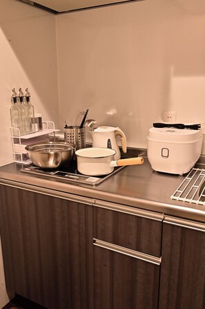 Refrigerador con freezer, microondas, placa de cocina