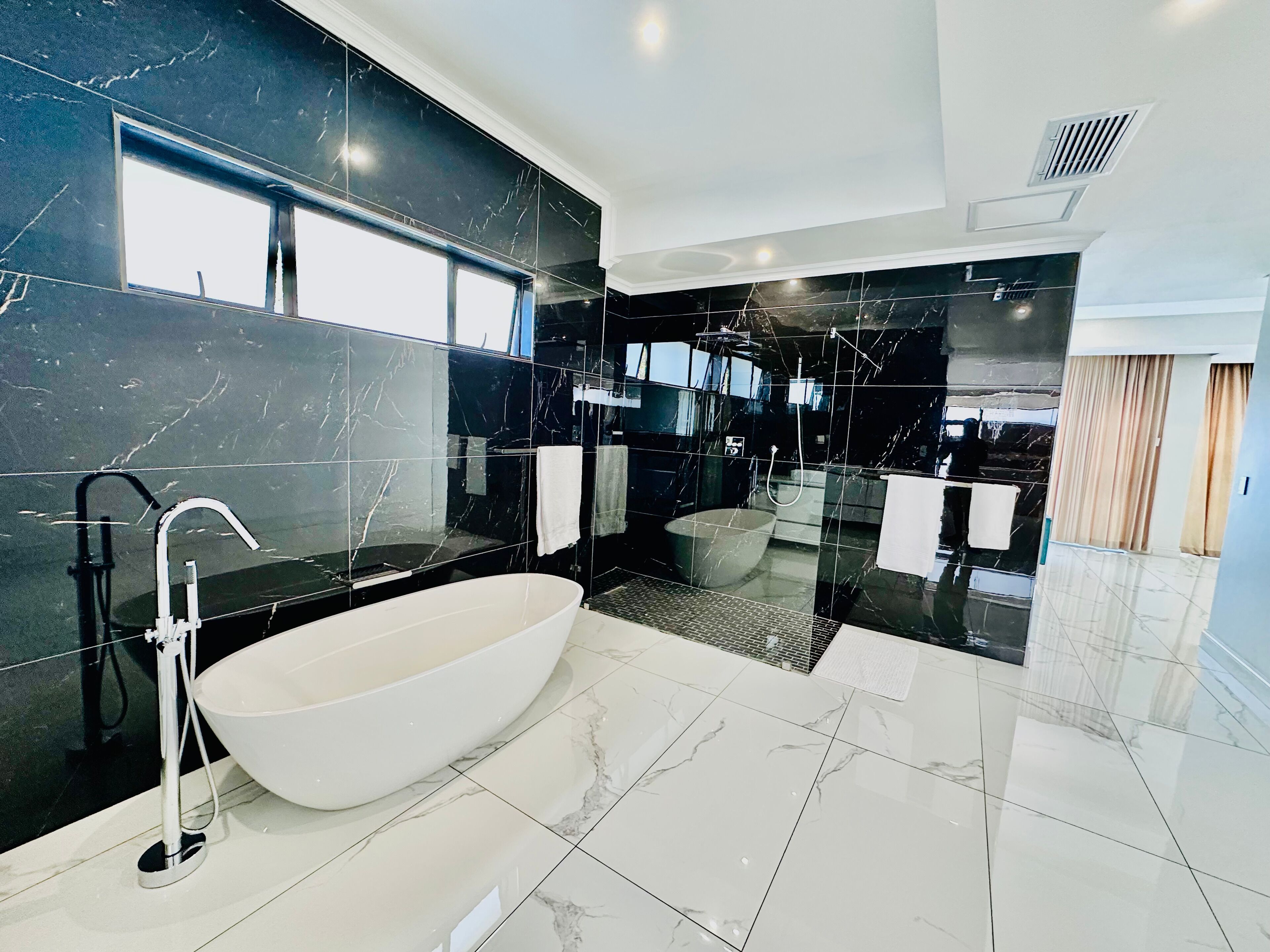 Presidentiële suite, balkon, uitzicht op tuin | Badkamer | Handdoeken, zeep, shampoo, toiletpapier