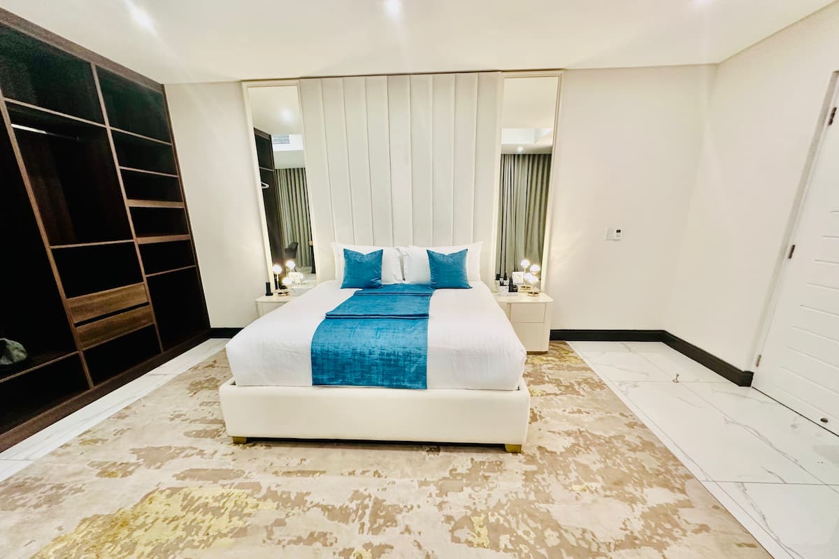 Suite Executive, balcone, vista giardino | 1 camera, una scrivania, postazione laptop, ferro/asse da stiro