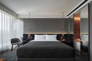 Habitación clásica, vistas a la ciudad | Caja fuerte, cortinas opacas, tabla de planchar con plancha