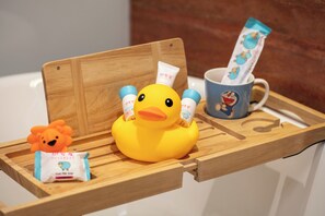 Chambre Triple Supérieure, vue ville | Salle de bain | Articles de toilette gratuits, sèche-cheveux, chaussons