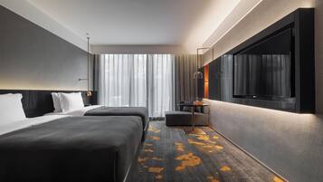 Superior Triple Room, City View | Peti besi dalam bilik, langsir/tirai gelap terus