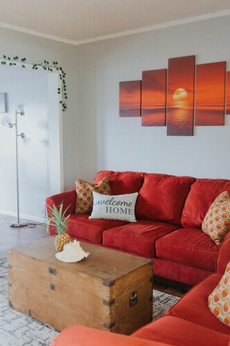 3-bedroom townhome in delightful Aiea with AC, WiFi