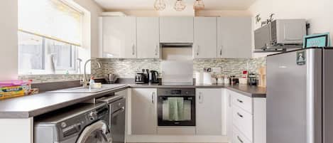 冷蔵庫、電子レンジ、オーブン、コンロ