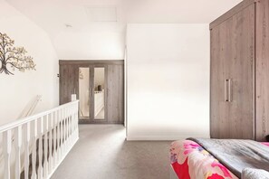 3 bedrooms, desk, iron/ironing board, WiFi