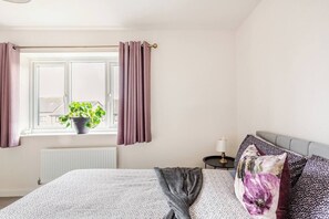 3 bedrooms, desk, iron/ironing board, WiFi - Stylish 3 bed, 2 bath property next to LFC stadium (Liverpool)