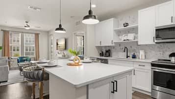 Jääkaappi, mikroaaltouuni, uuni, liesi