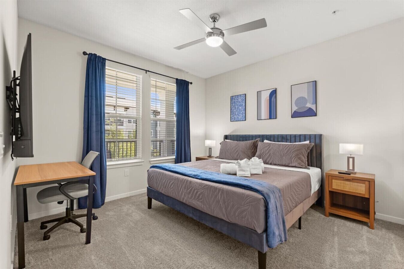 2 soverom, skrivebord, strykejern/-brett og reiseseng for barn