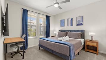 2 soverom, skrivebord, strykejern/-brett og reiseseng for barn