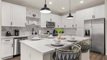 Jääkaappi, mikroaaltouuni, uuni, liesi