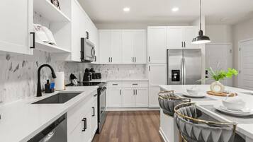 Geladeira, micro-ondas, fogão, cooktop