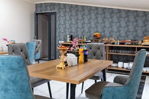 包含每日自助早餐