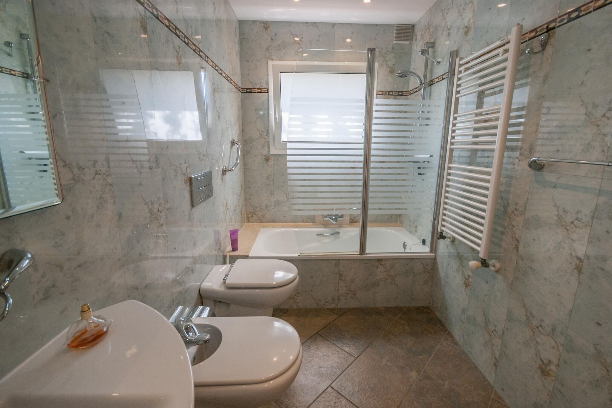Une salle de bain avec une baignoire, des toilettes et un lavabo.