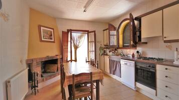 Een koelkast, een magnetron, een oven, een kookplaat