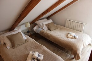 2 bedrooms, iron/ironing board, internet, bed sheets