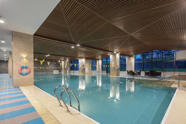 Kapalı yüzme havuzu 