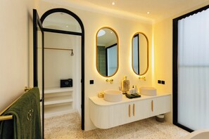 Shower, hair dryer, bidet, towels