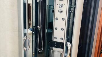 Dusche, Haartrockner, Handtücher