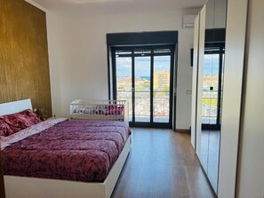 3 bedrooms, iron/ironing board, internet, wheelchair access - Modern Attic Apartment with Sea Views (Catania)